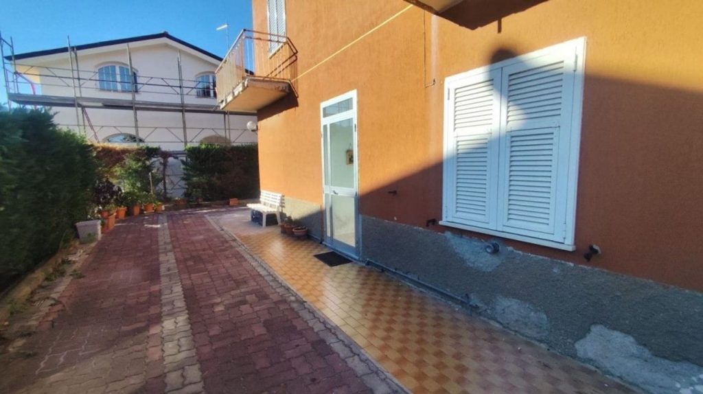 Leca d'Albenga: Ampio Quadrilocale in Villa con Cortile Privato e Box Auto